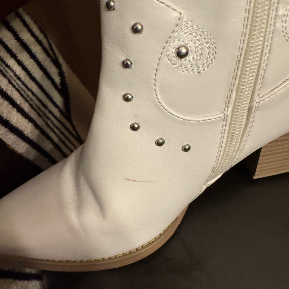 Dream Pairs White Heeled Western Boots - Picture 5 of 11